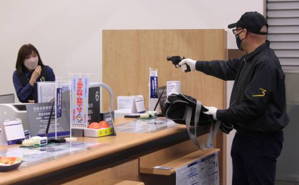強盗事件に備えよう、役割分担で犯人の特徴など把握、みずほ銀行四日市支店で訓練