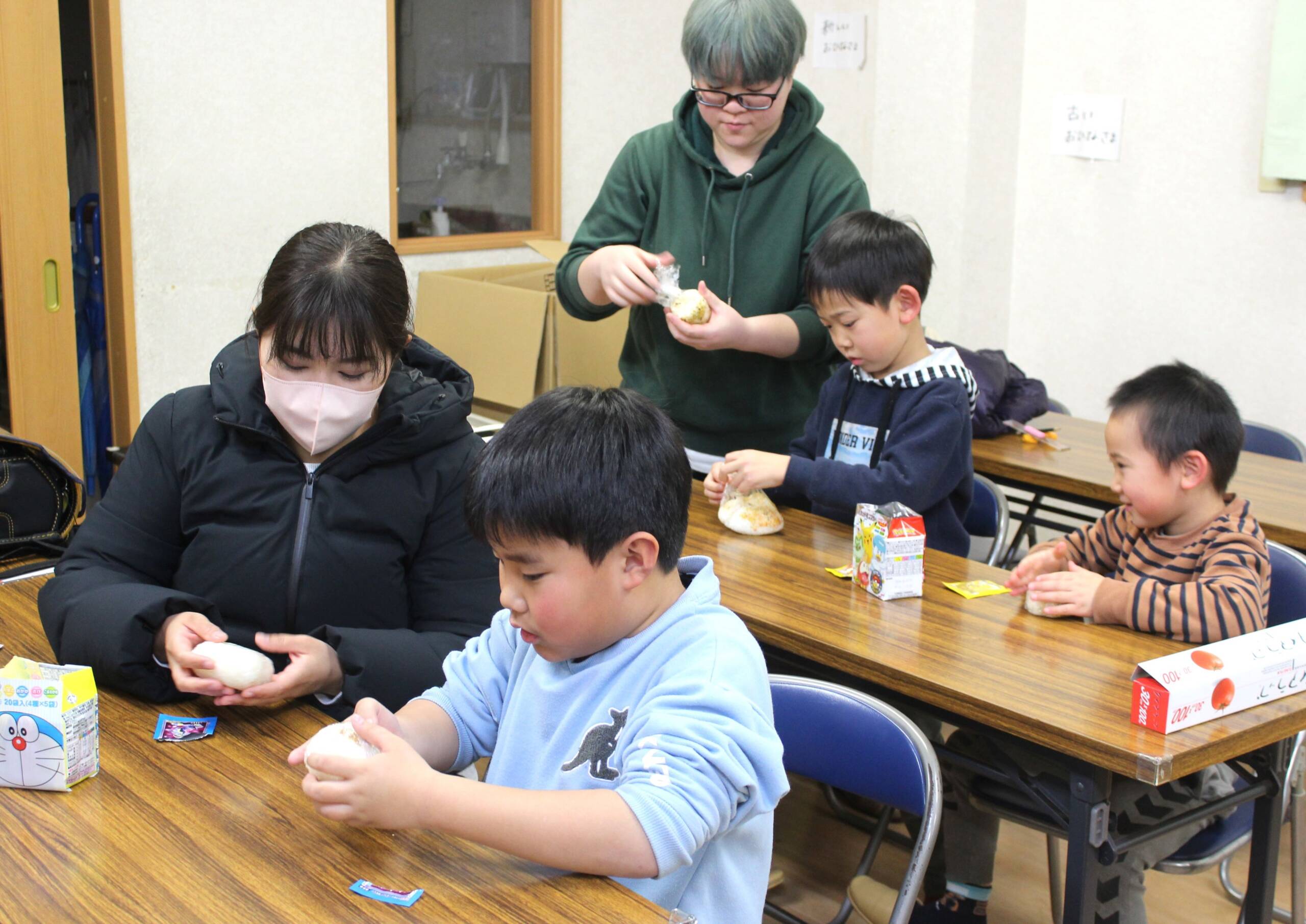 おいしそうなにおい教室に、四日市の学童本部でおにぎりを作って食べるイベント