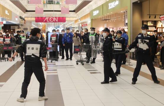 刃物男を協力して確保、イオンモール四日市北でテロ対策合同訓練