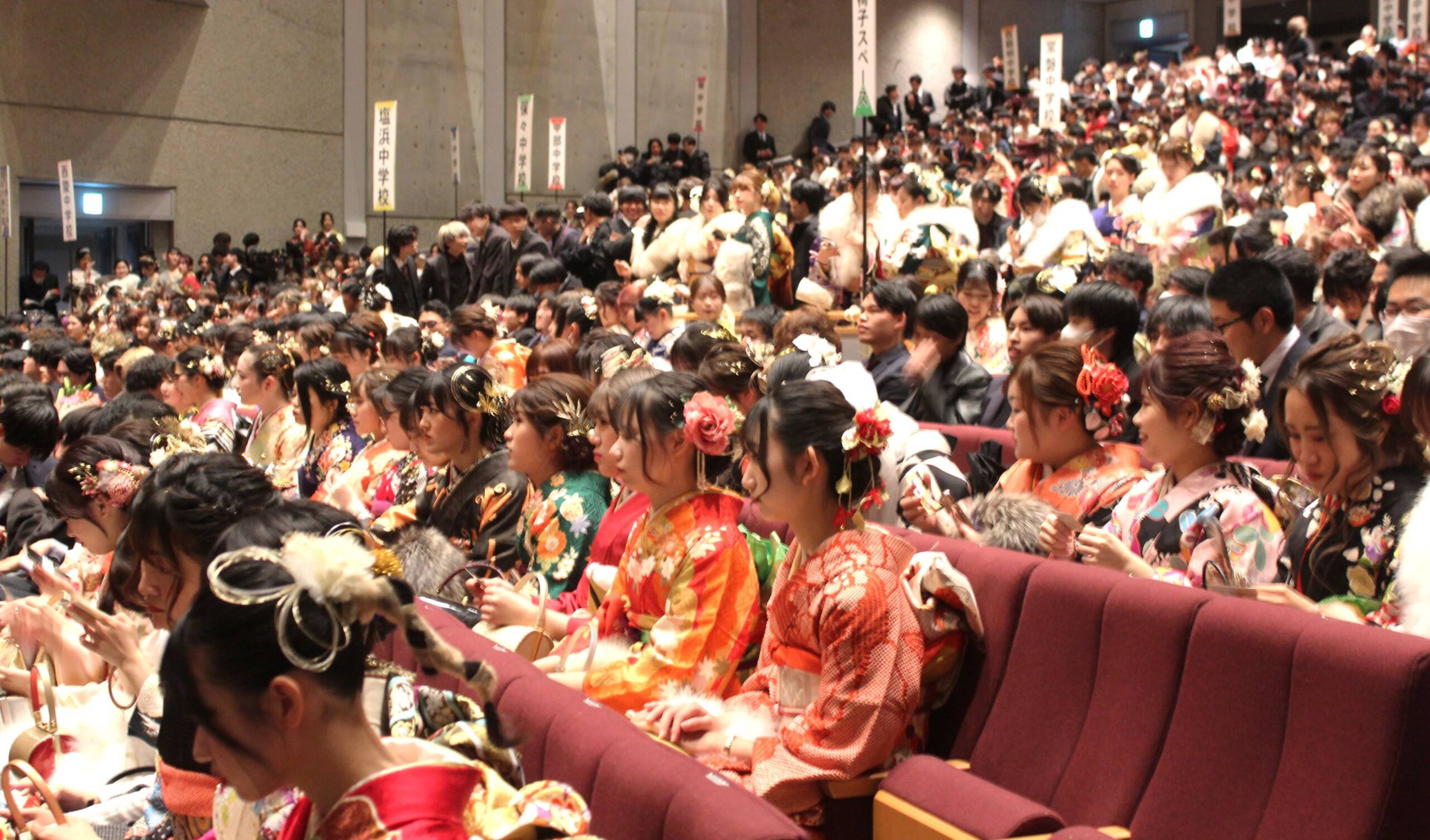 今は何でもでき何にでもなれる時、四日市で「20歳を祝う会」開く