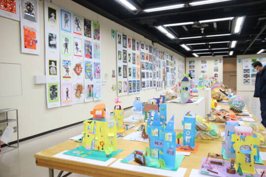 豊かな表現や発想の作品　三泗小・中学校美術展　今日から1月25日まで開催