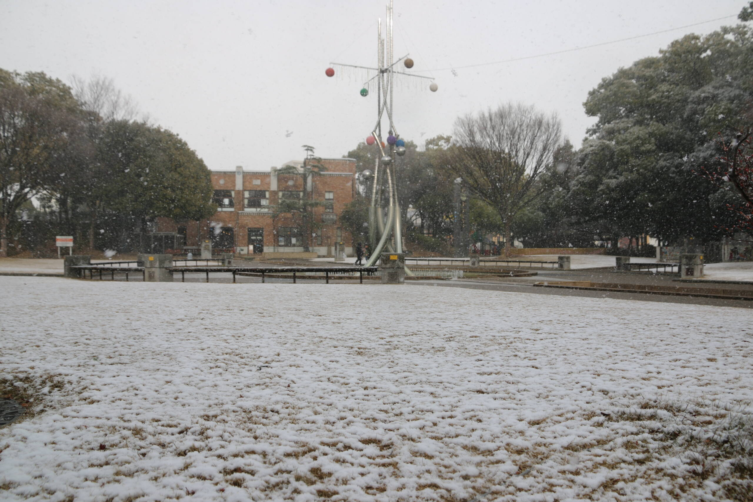 四日市市内で積雪も　風雪注意報を発表　冬の気圧配置強まる