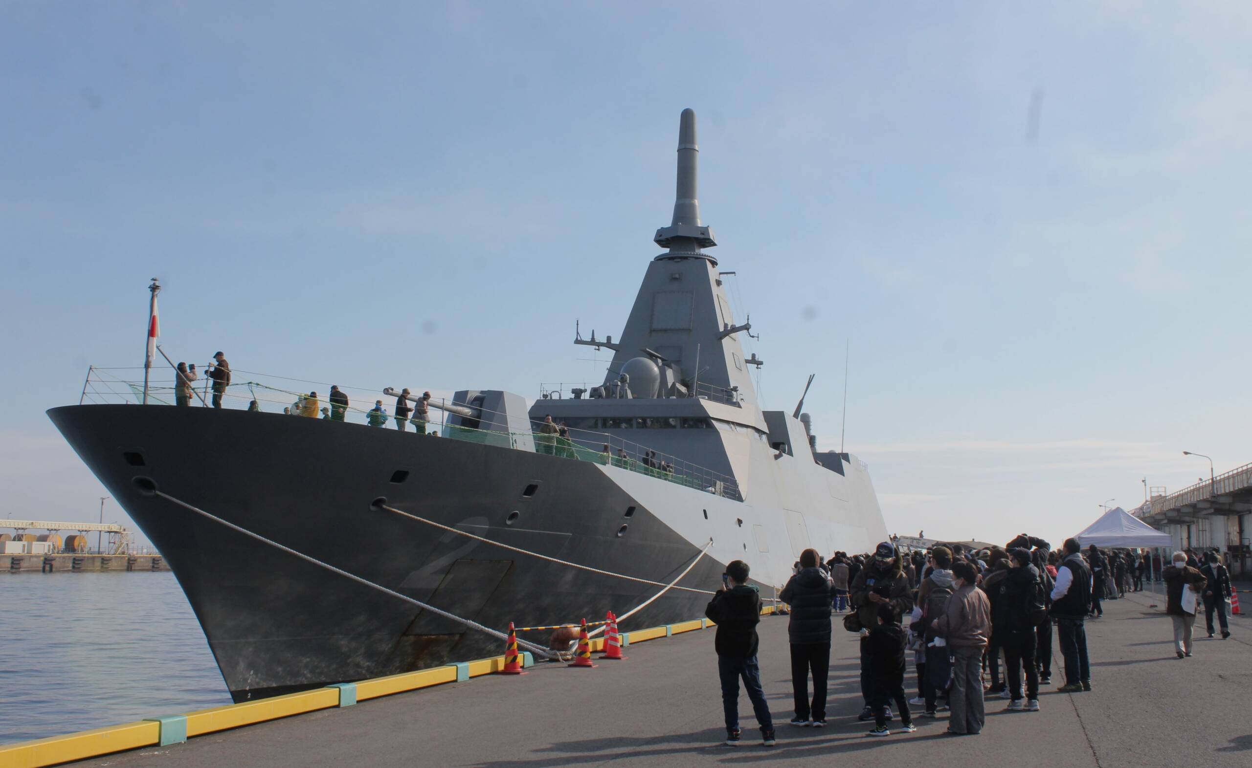 護衛艦「くまの」一般公開にぎわう、三重県では初、四日市港で船内や装備など公開