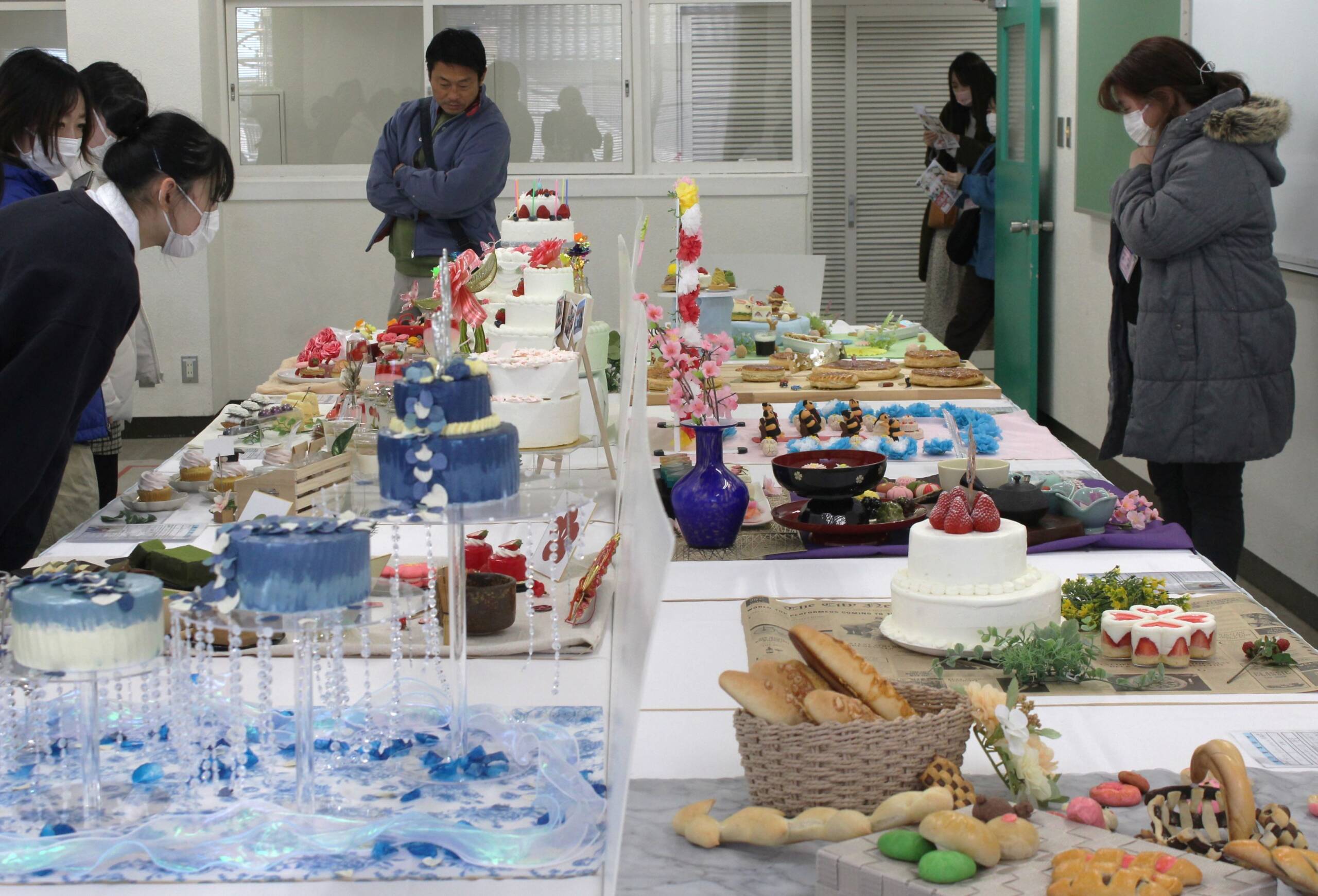 華やかな料理や菓子で会場はいっぱい、四日市のユマニテク調理製菓専門学校で作品展