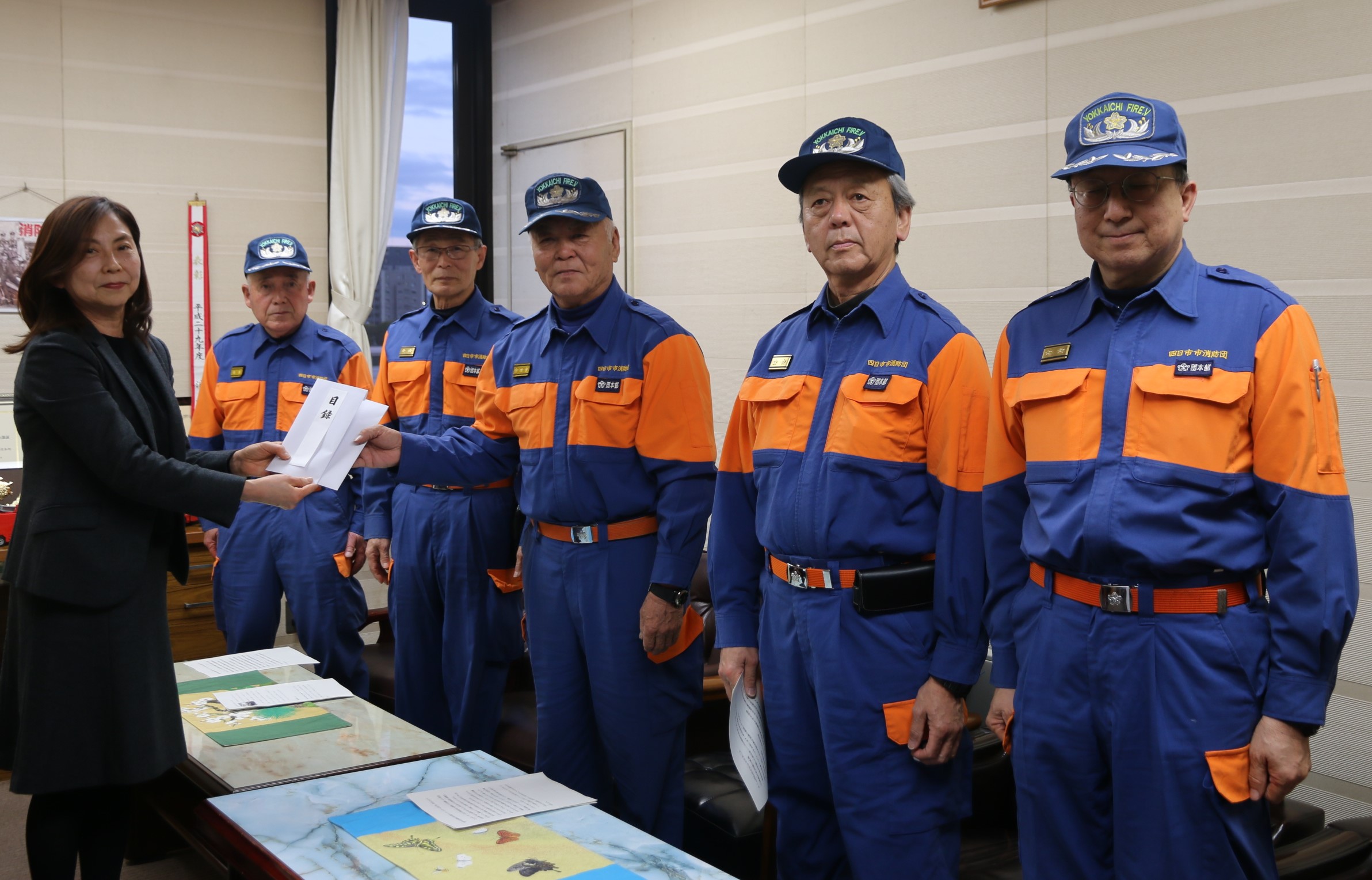 能登半島地震　四日市市消防団が支援金贈呈　市役所に応援垂幕も掲出