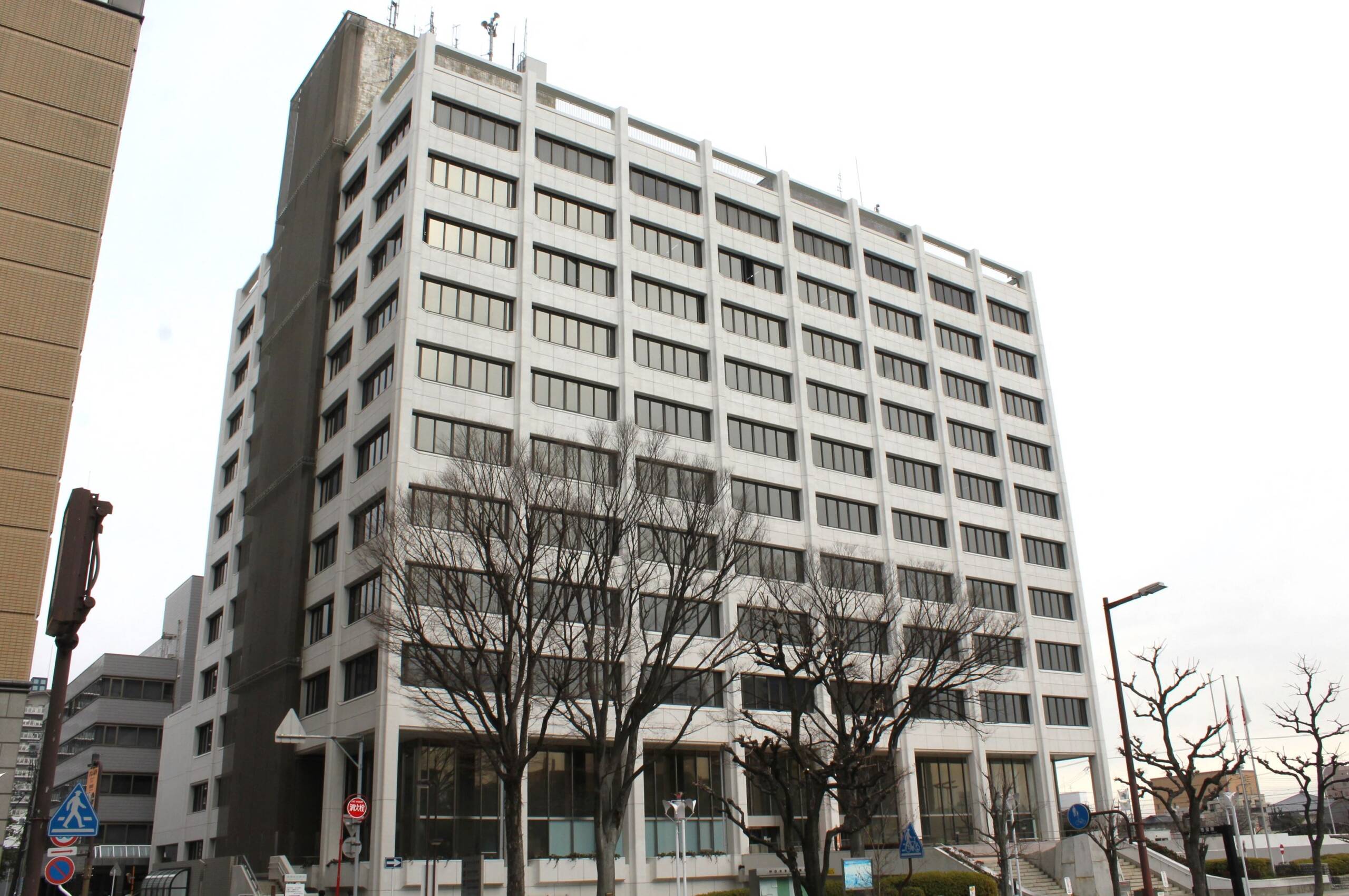 政策推進部に「大学構想推進室」を設置、四日市市が組織・機構の見直し方針を説明、市議会の議員説明会