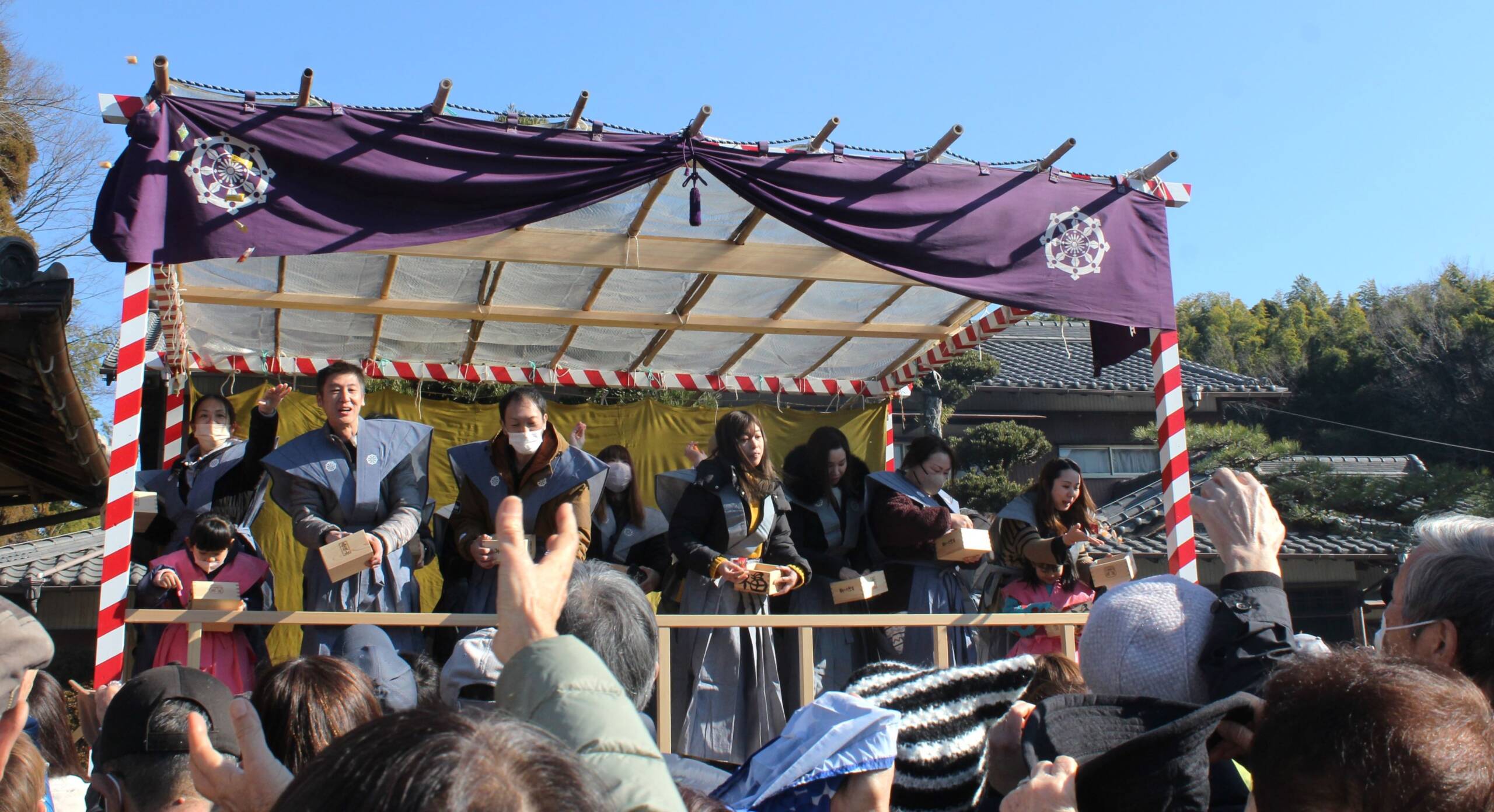 「福は内」と節分会の豆まき福餅投げ、垂坂山観音寺の境内にぎわう