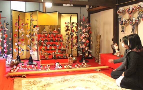 これで見納めの可能性も、楠歴史民俗資料館で「つるし雛とちりめん遊び展」始まる