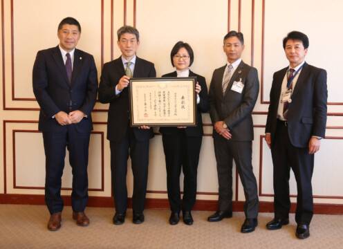 四日市市立小山田小学校が文部科学大臣表彰　市長に報告