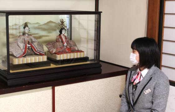 時代を超えて華麗、三重県の湯の山温泉で旅館などがおひなさまを展示