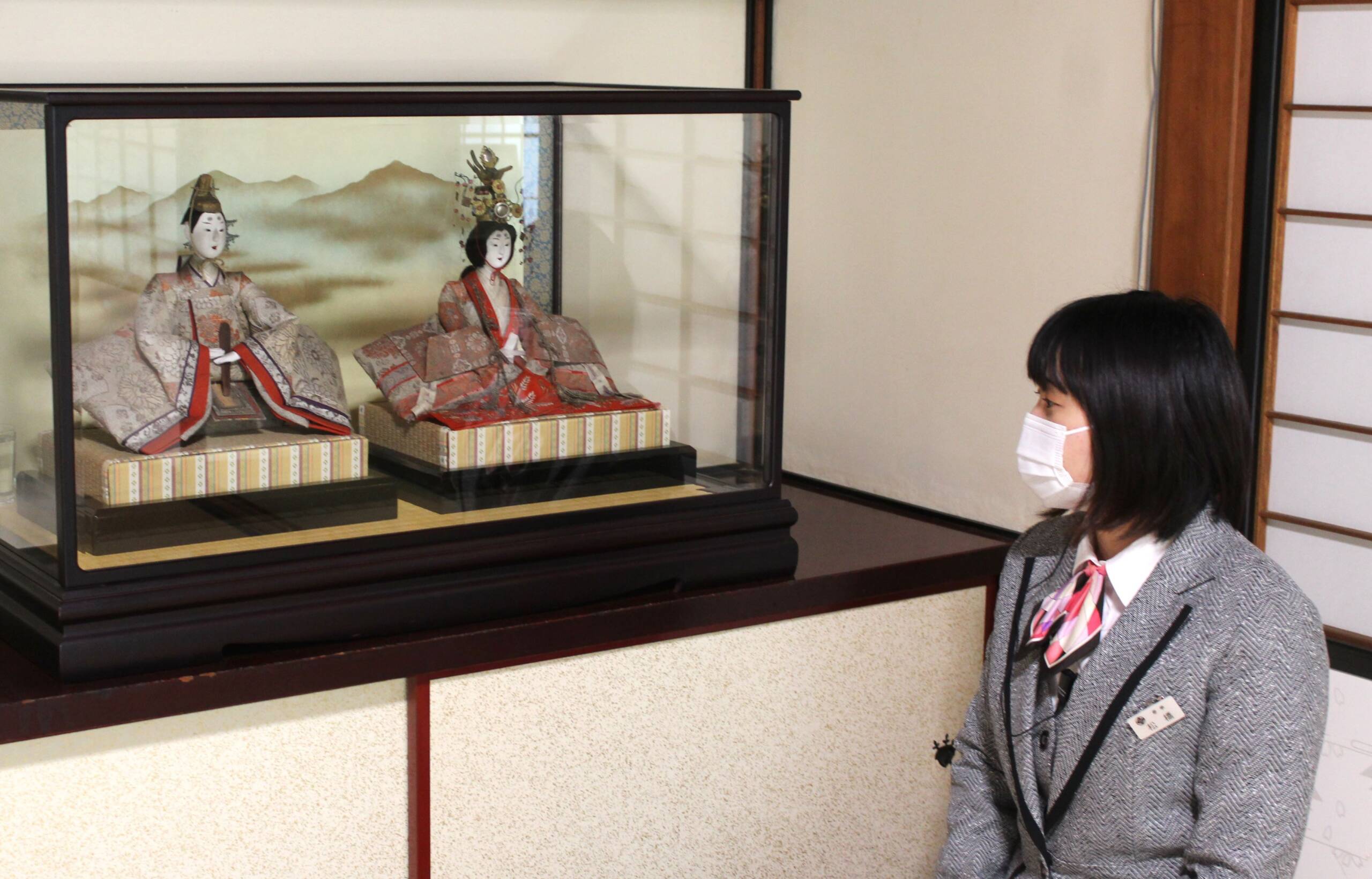 時代を超えて華麗、三重県の湯の山温泉で旅館などがおひなさまを展示
