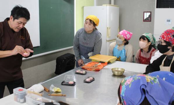 魔法のように手指の中から花が咲く、四日市で人気和菓子職人による教室