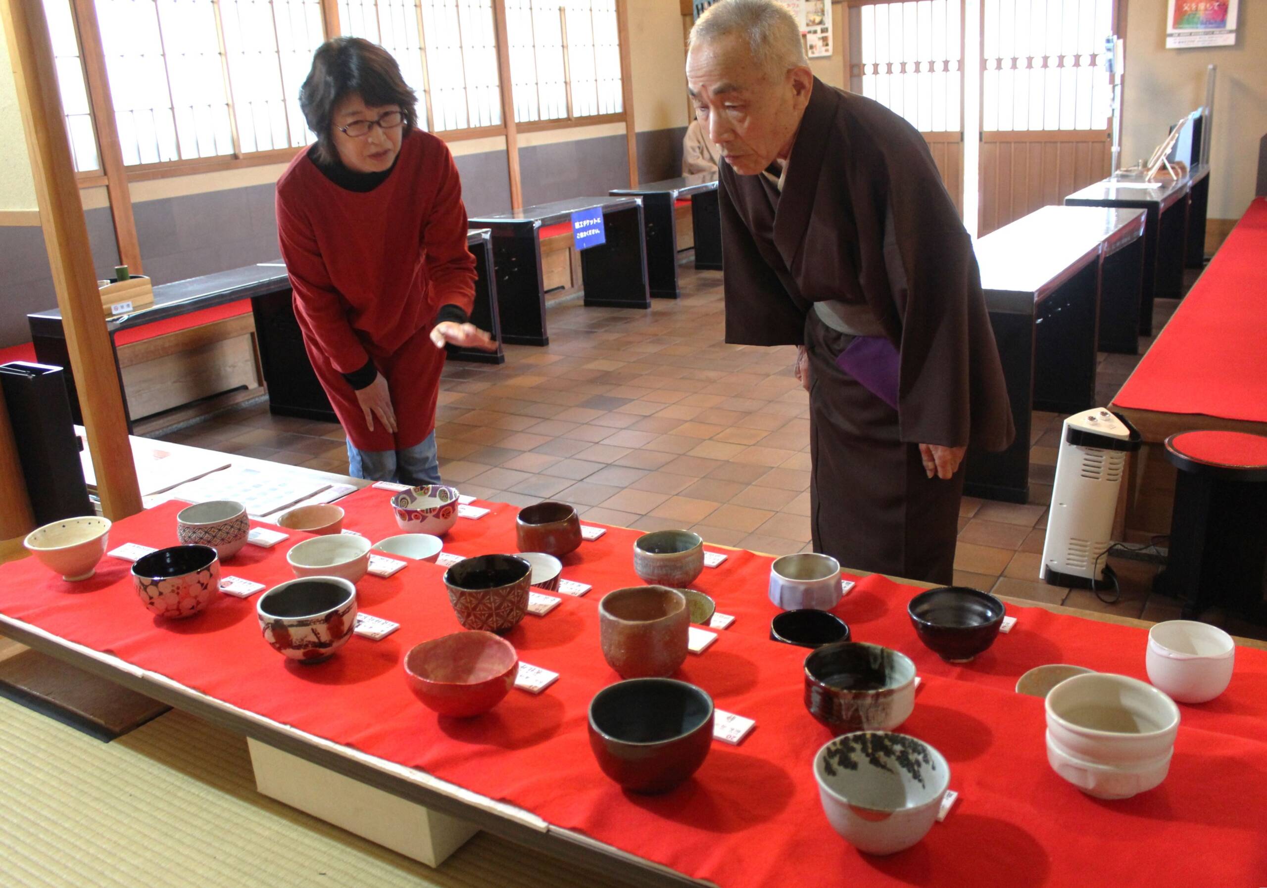 お気に入りの茶碗で抹茶をいただく、四日市の茶室「泗翠庵」で萬古作家の作品でのお点前を