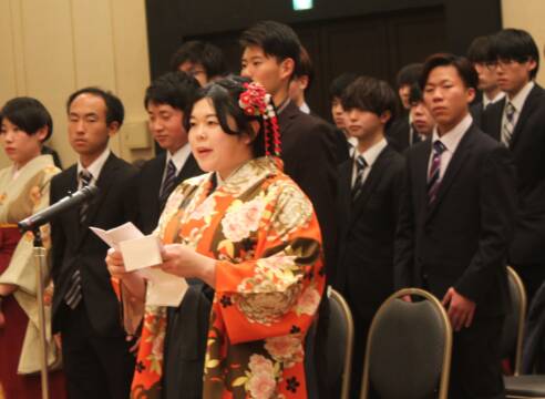 コロナ禍の苦労もかみしめ180人が社会へ、保護者席も設け、四日市大学の学位記授与式