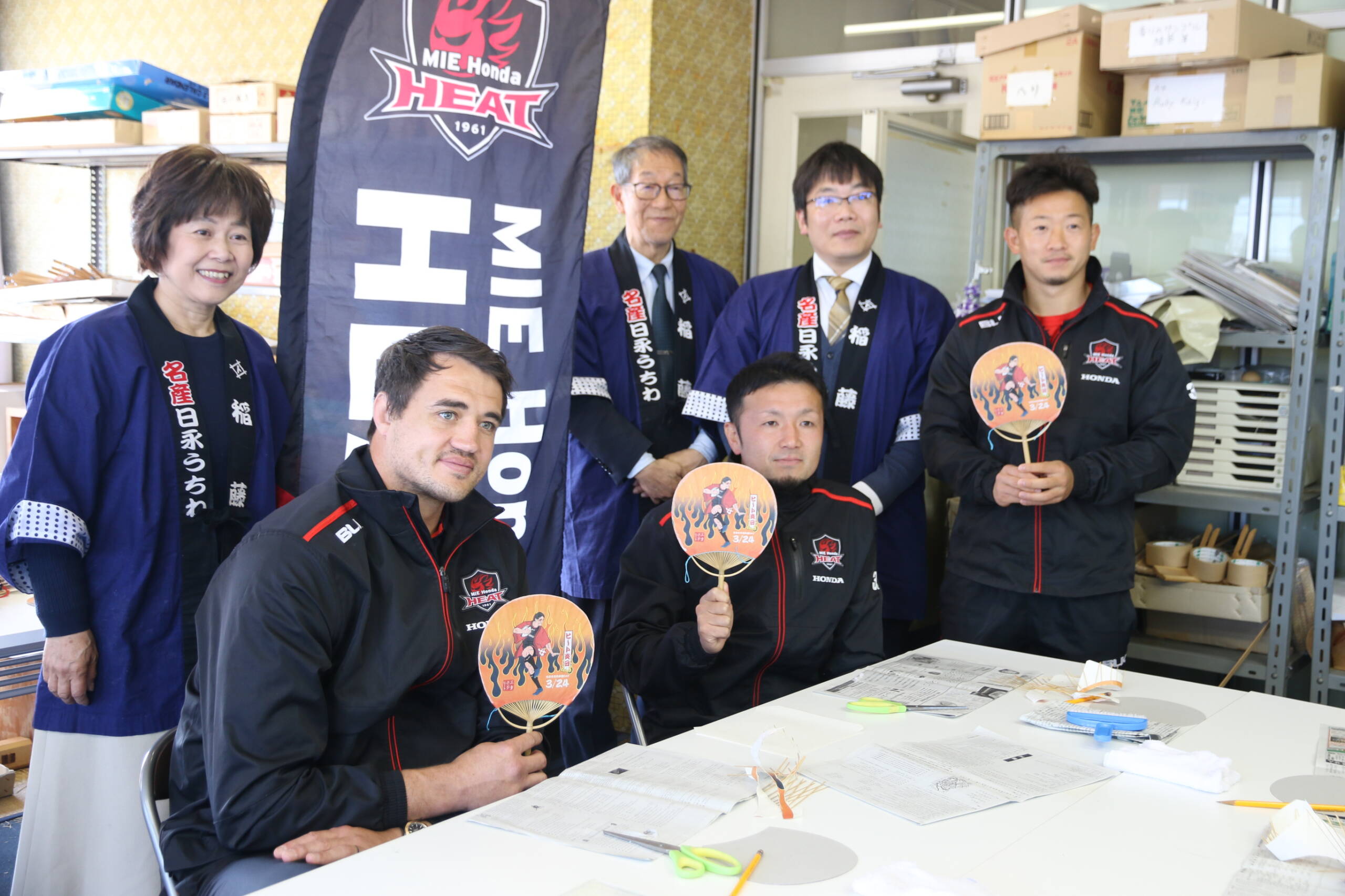 「今年の夏はこれで！」　三重ホンダヒートの3選手　伝統工芸「日永うちわ」製作にトライ