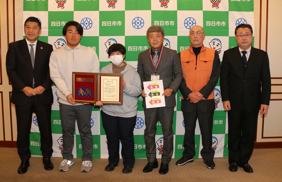 北星高校が「防災まちづくり大賞」を受賞　命の矢印シール作成や地域と連携した避難訓練　市長に報告