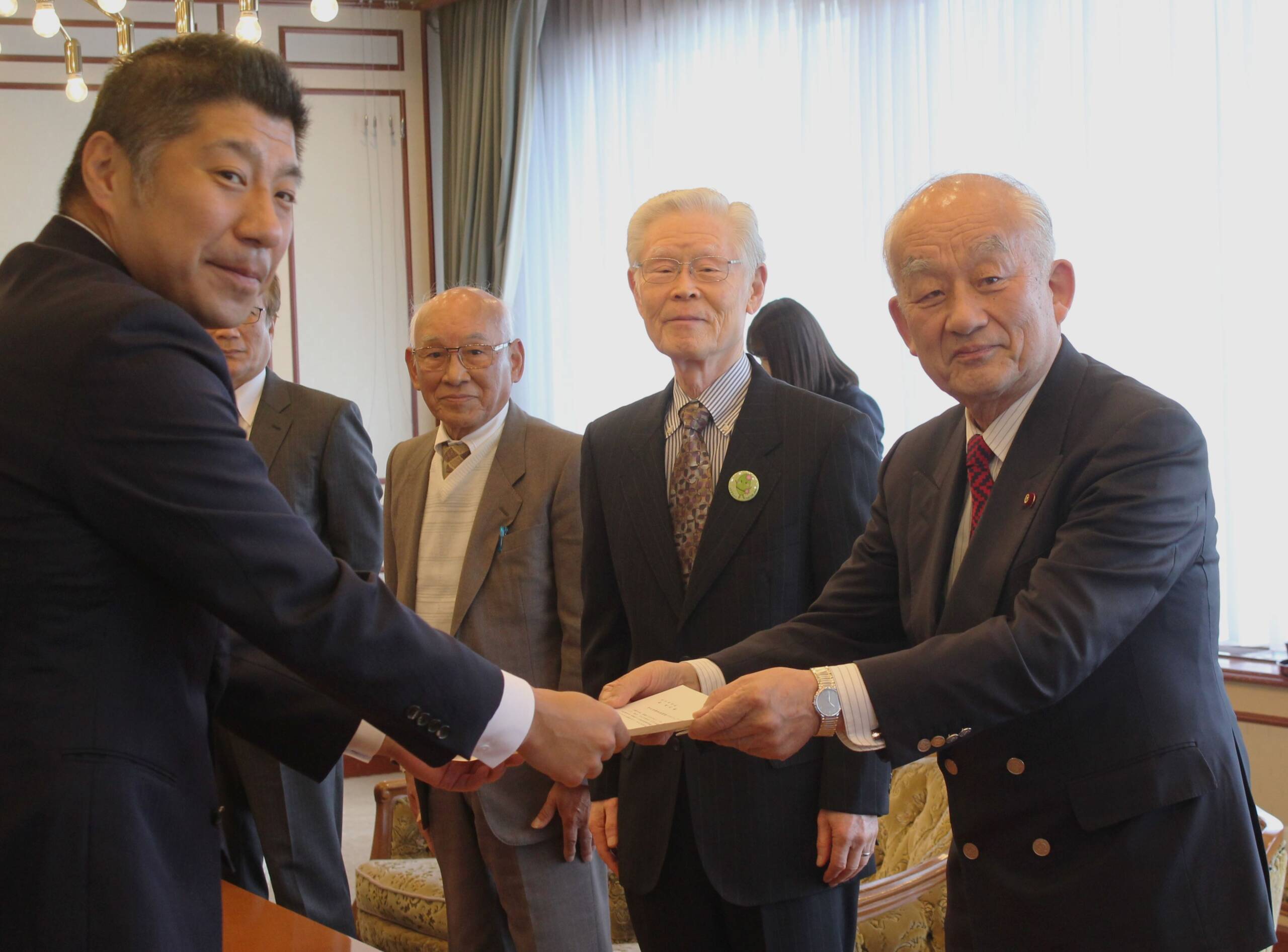 「中心市街地再開発の早期実現を」、四日市市自治会連合会が森智広市長に要望書を提出