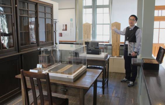 手間をかけた修理、地域の経済や暮らしを展示で紹介、旧四郷村役場で報道向け内覧会
