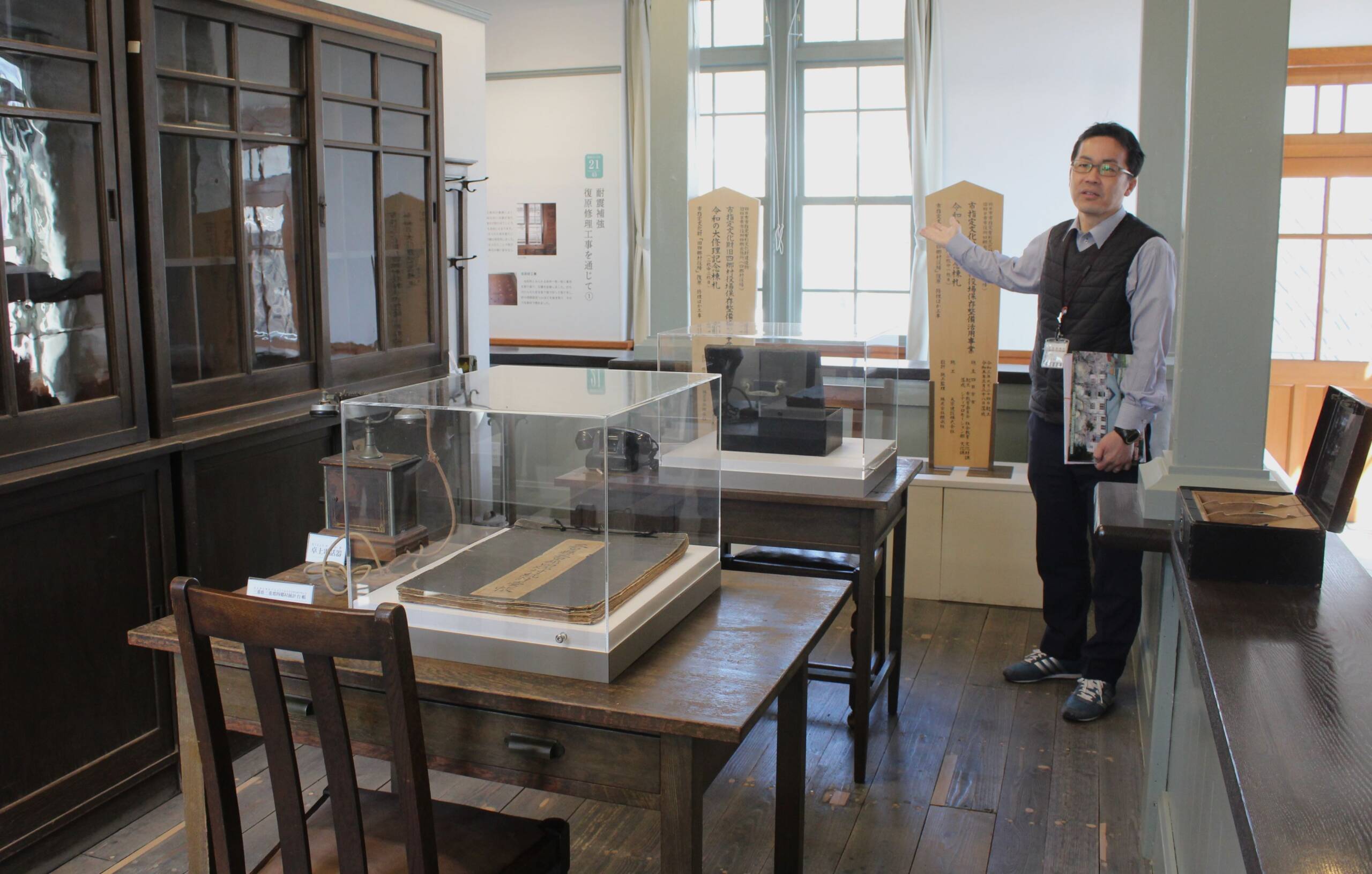 手間をかけた修理、地域の経済や暮らしを展示で紹介、旧四郷村役場で報道向け内覧会