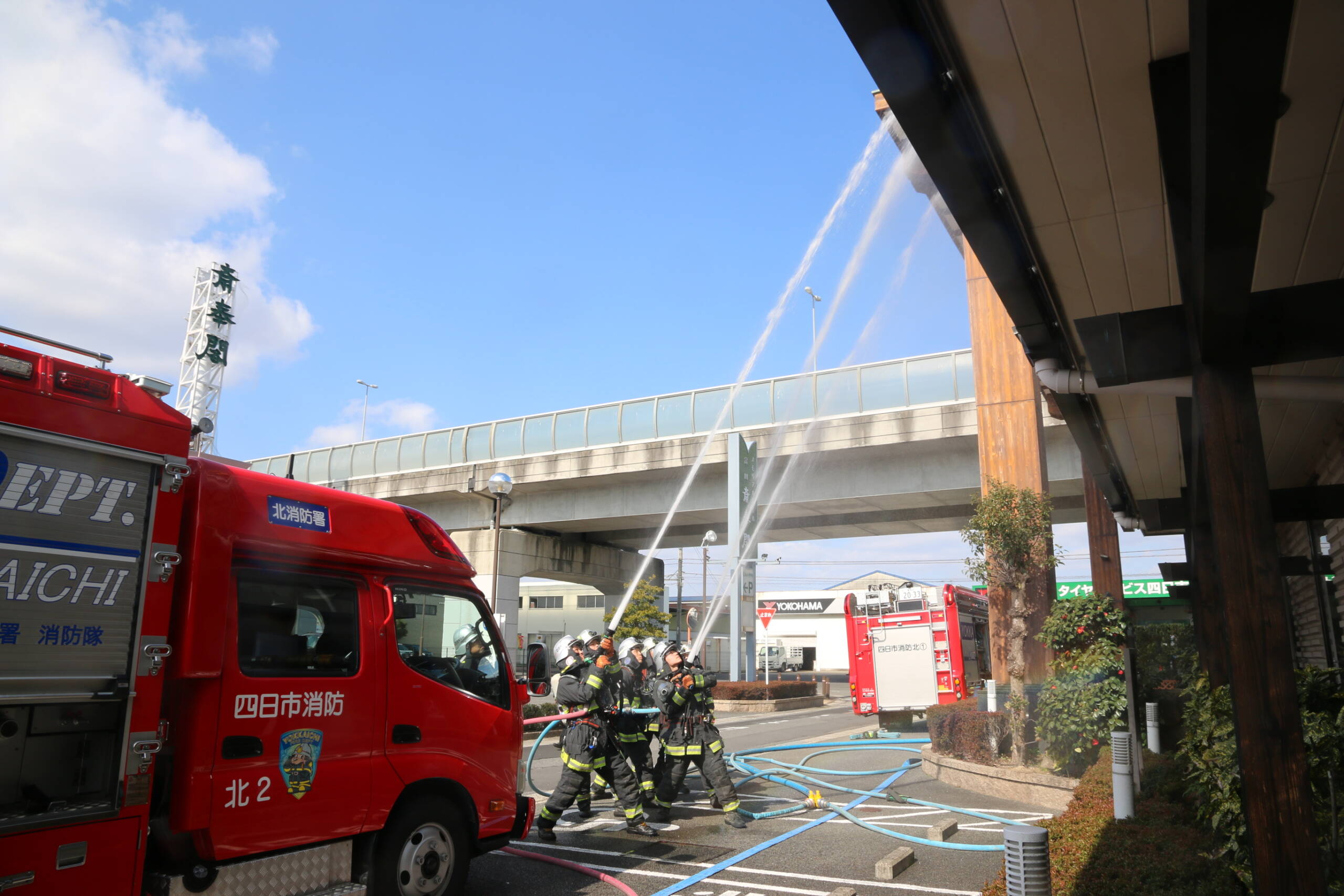 火災発生を想定　避難誘導などを確認　四日市市の富田斎奉閣で消防訓練