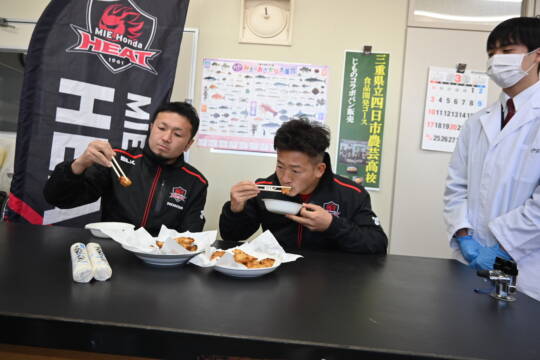 三重ホンダヒート選手　母校訪れ生徒と交流