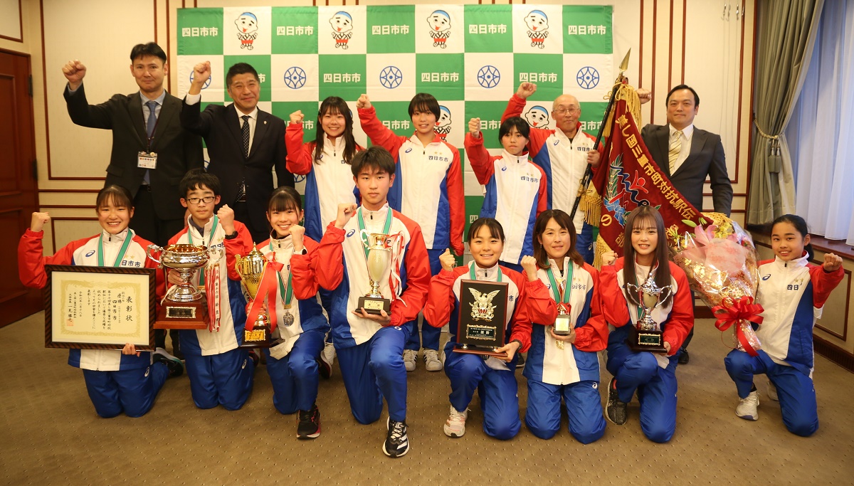 「連覇にも期待」　美し国三重市町対抗駅伝　四日市市役所で優勝報告