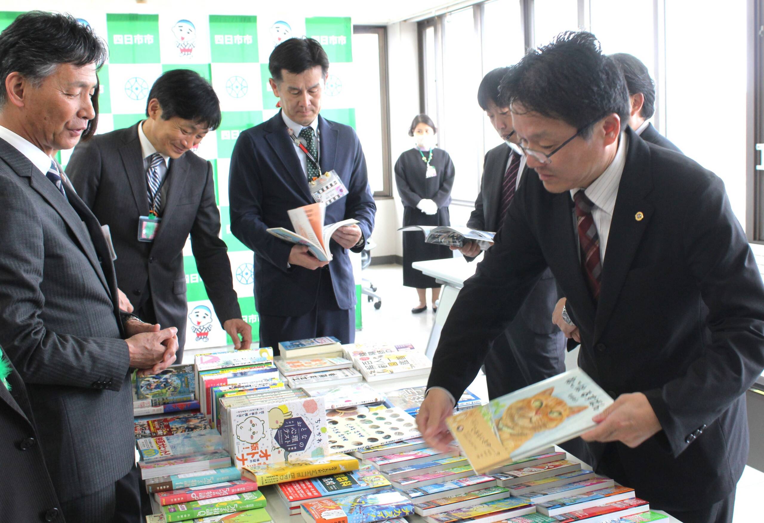 今年も学校に図書を寄贈、四日市ライオンズクラブ、総数4000冊近くにも