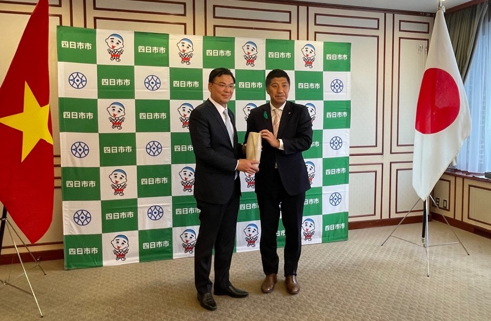 駐日ベトナム特命全権大使が四日市市を表敬訪問、経済、文化、スポーツなどの交流進展を期待