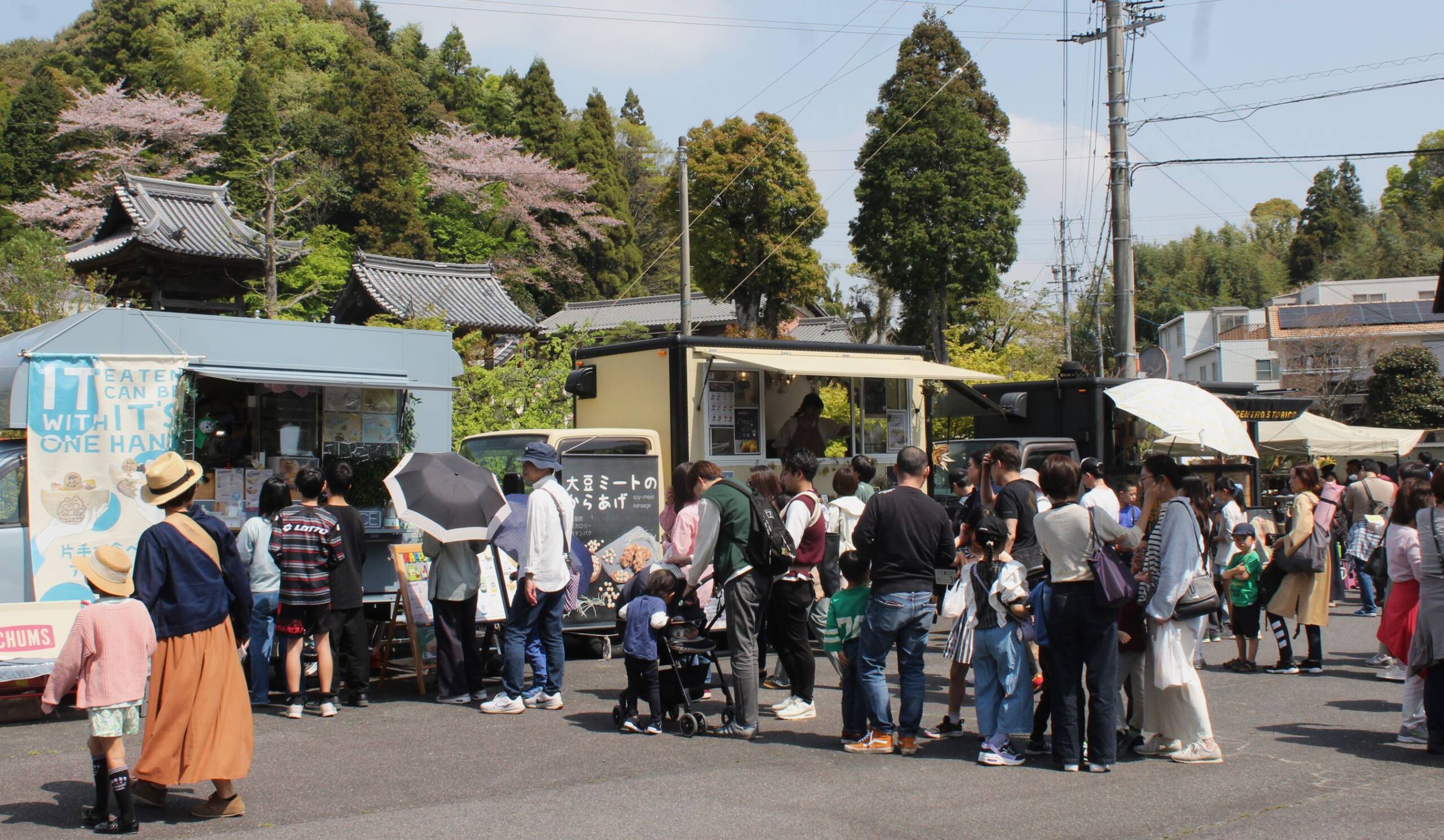 山門前も境内も大にぎわい、四日市で垂坂山観音寺マルシェ