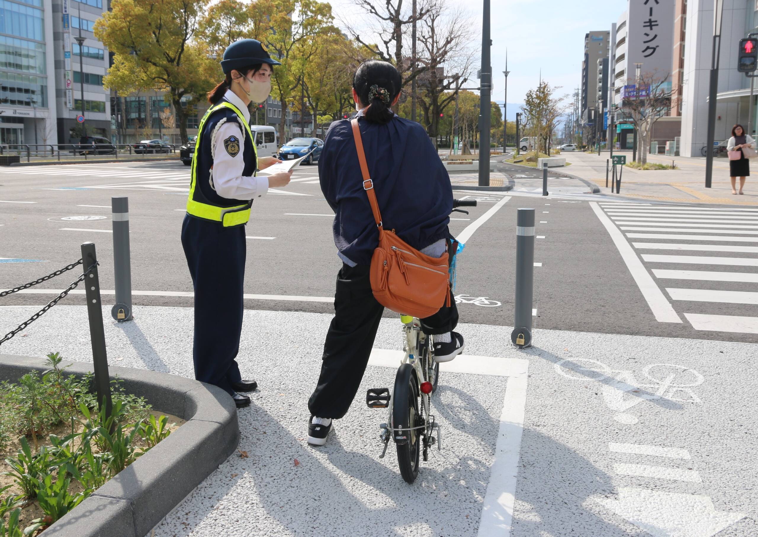 自転車道の安全な通行を　四日市南署と四日市市が街頭啓発