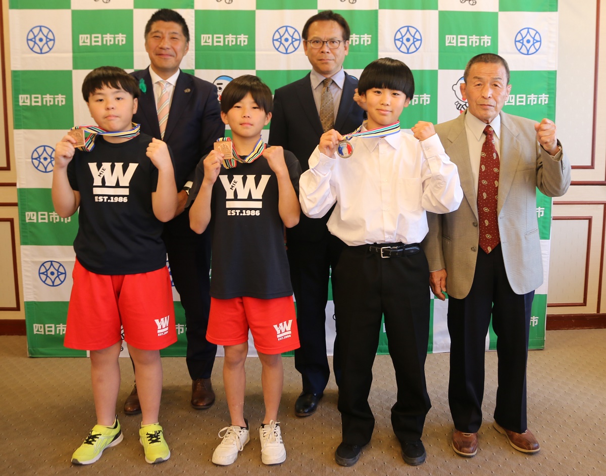 「次の全国大会では優勝を」　四日市ジュニアレスリングクラブの選手　市長へ結果を報告