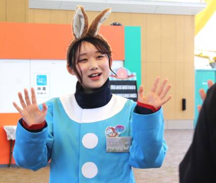 ナガシマリゾート60周年、お客様迎えるゲート係の髙川徳紗さん、全国屈指の複合観光施設は初夏の行楽本番