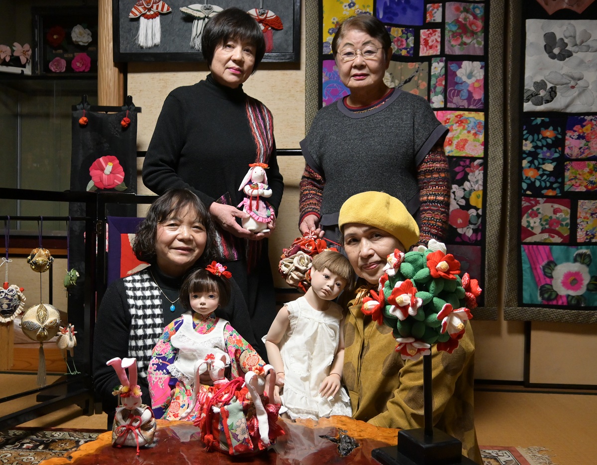 古布細工や人形作りを楽しむ　「ポジティブバーバ」が作品展　