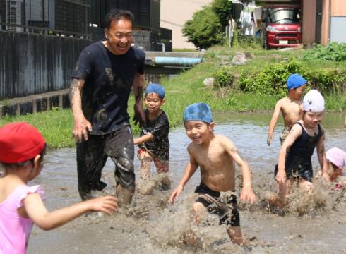 田んぼで泥んこ遊び　四日市の桜あおい幼稚園　かけっこなど楽しむ