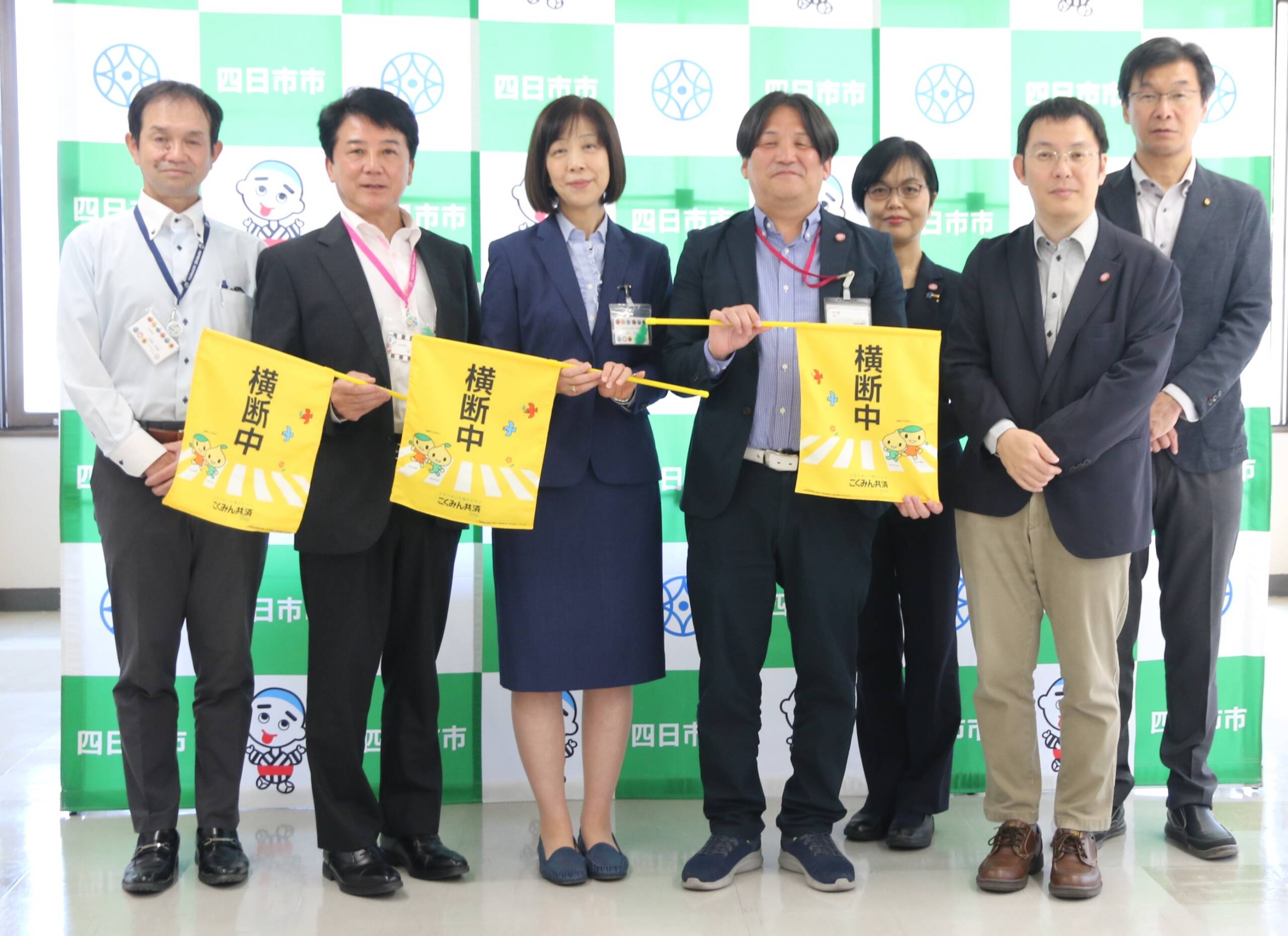 安全な登下校を　四日市市へ交通安全横断旗100本を贈呈　イオンディライト労働組合