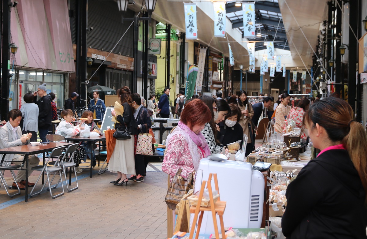 マルシェやステージなど盛況　四日市美容師会が商店街でイベント