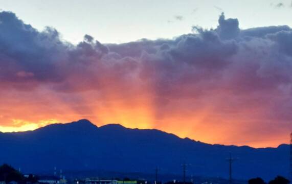 燃えるような夕日、鈴鹿山系の稜線を赤く染める