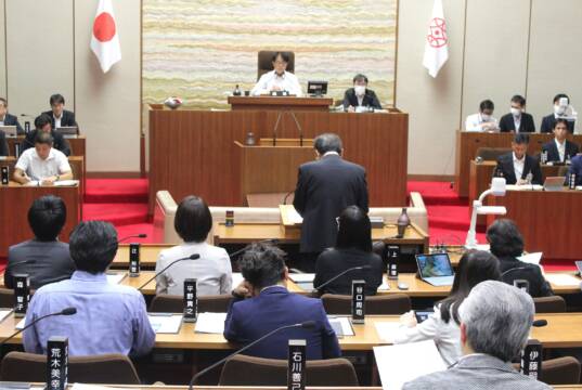 不登校の子への支援や高齢者の健康づくりなど質疑、四日市市議会は一般質問を終え、審議は委員会の場へ