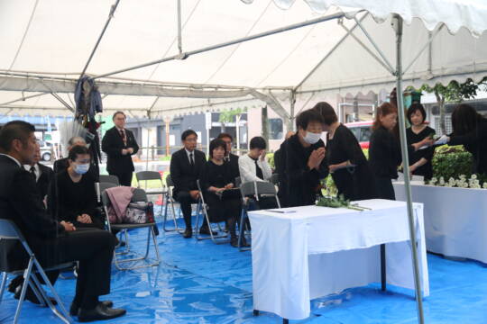 79年前の今日、四日市空襲　鵜の森公園で慰霊献花式　黙とうと白菊捧げ平和祈る