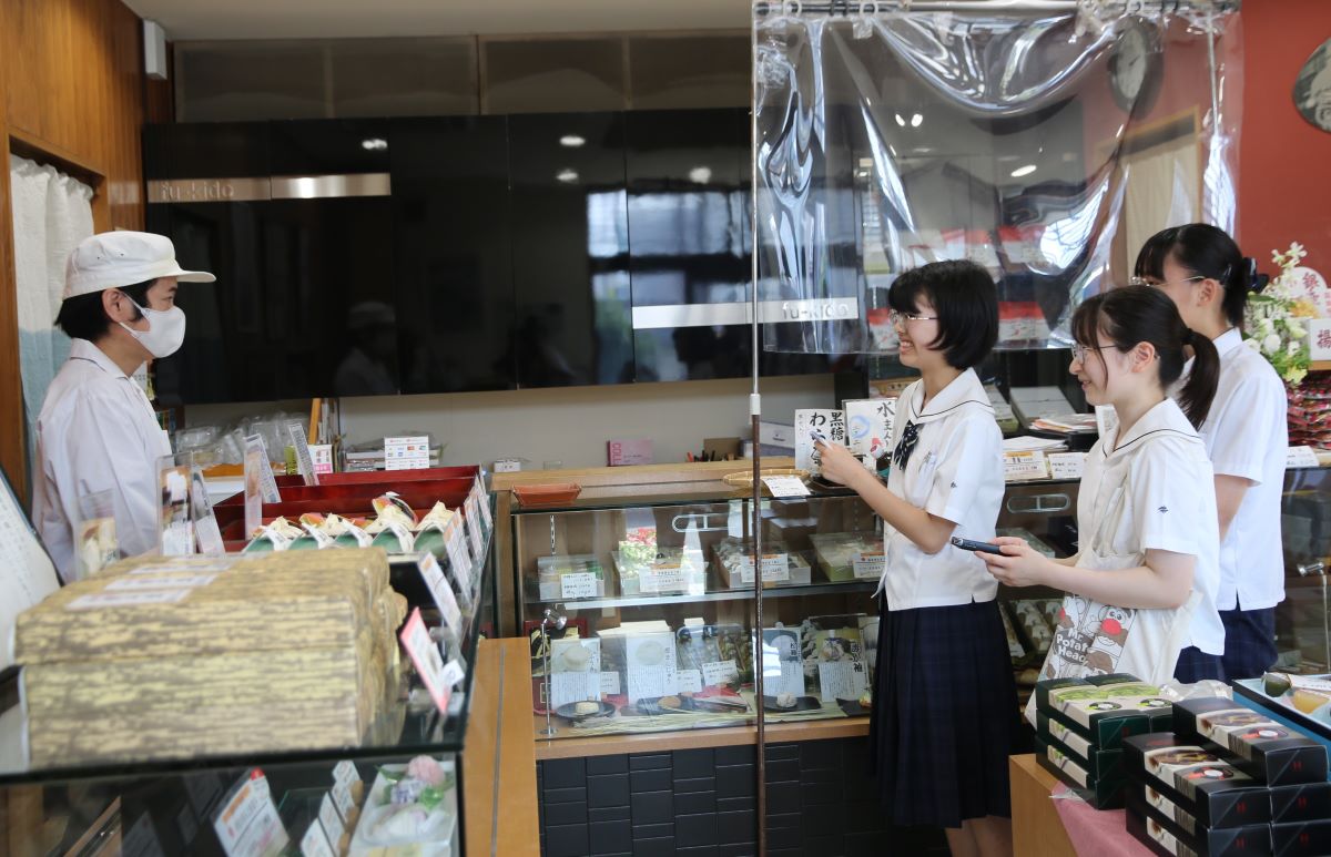 「商品の誕生秘話」など質問　四日市高校新聞部　富田地区の商店街で取材　