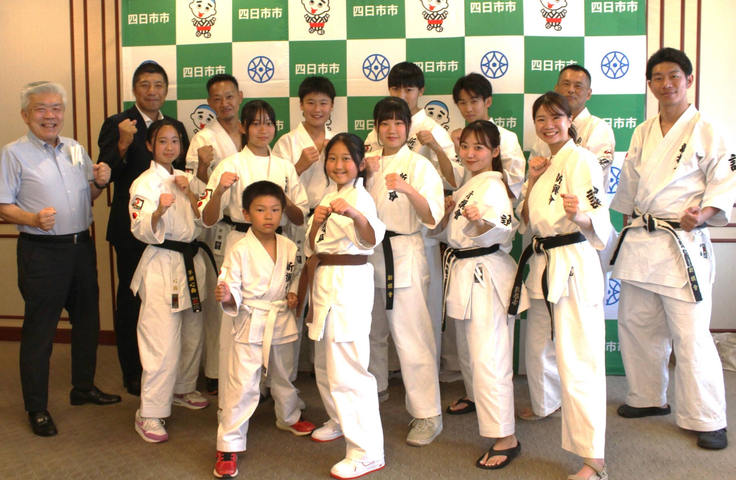 優勝めざせ、選手13人らが決意、北勢波動流新撰会が四日市市長を訪問