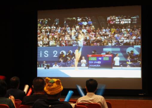 岡村真選手を全力応援、未明の体操女子団体決勝、四日市でパブリックビューイング