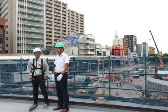 円形デッキの橋桁工事を森智広市長が視察、「わくわくする」、8月上旬には4分の3が連結