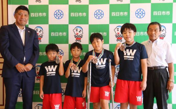 悔しさ残るも「次は勝つ」　四日市ジュニアレスリングの4選手　市長へ大会結果報告