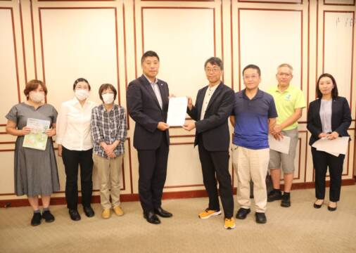 四日市わんにゃん会議　市長へ提言書を提出　