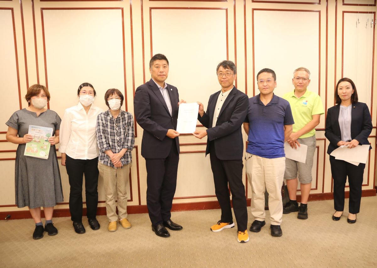 四日市わんにゃん会議　市長へ提言書を提出　