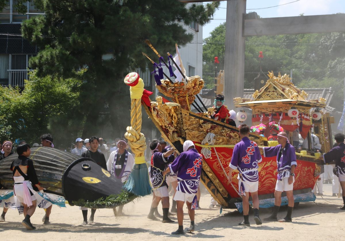 絢爛豪華な装飾、迫力ある動き　鳥出神社の鯨船行事　境内で本練り