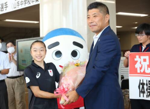 「勝つ気持ち」さらに強く　パリ五輪の体操競技代表・岡村真さん　四日市市役所を訪問