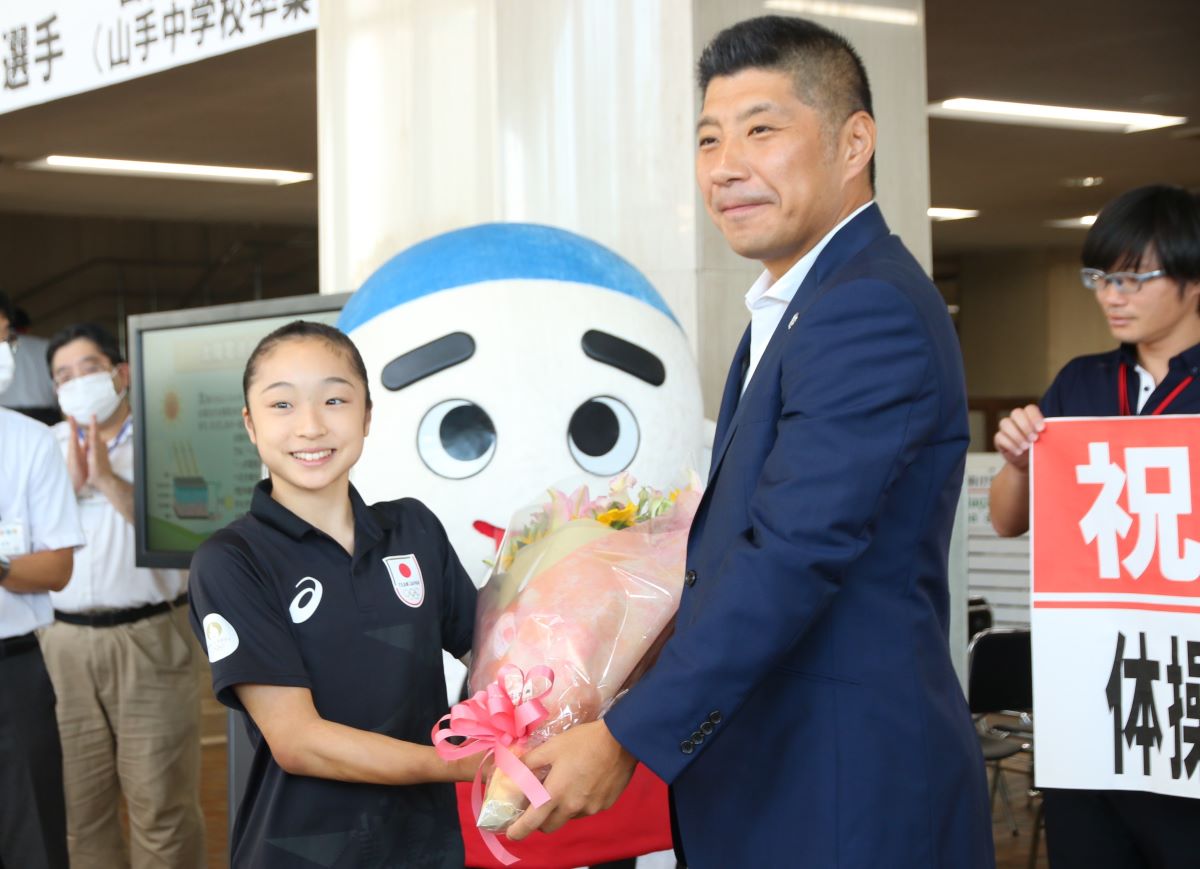 「勝つ気持ち」さらに強く　パリ五輪の体操競技代表・岡村真さん　四日市市役所を訪問