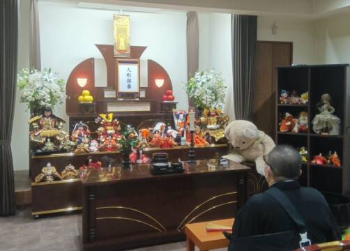 感謝の気持ちを込め人形供養　四日市のライフ葬祭　供養料を子ども食堂などへ寄付